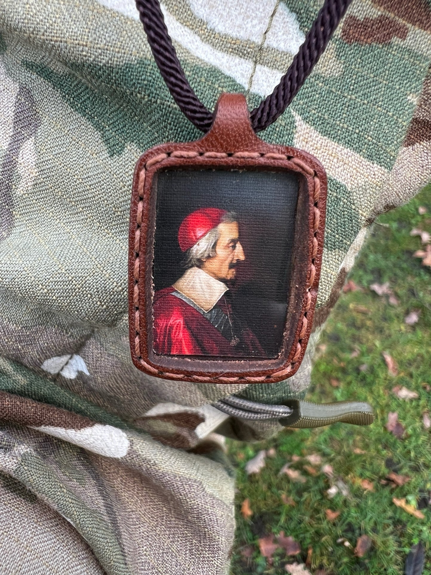 Médaillon en cuir – “Cardinal de Richelieu”
