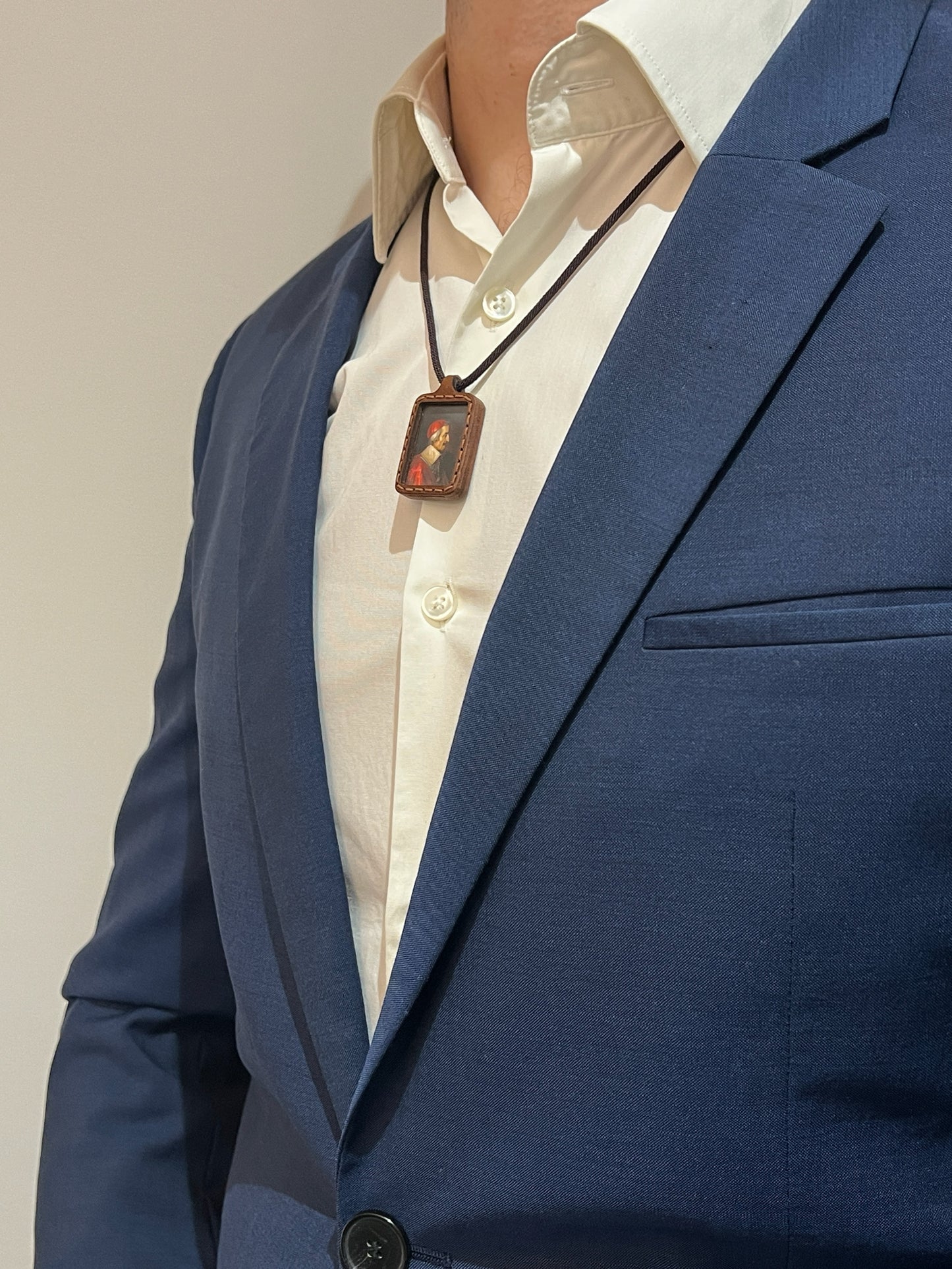 Médaillon en cuir – “Cardinal de Richelieu”